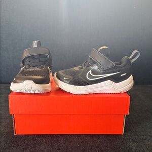 Nike Kids Black and Gray Sneakers